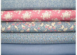 Tilda Stoffpaket Blumen Tauben Baumwolle Rosen Pastell rosa hellblau Vögel 75093