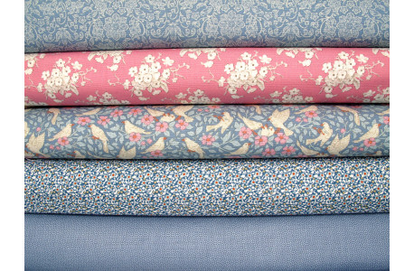 Tilda Stoffpaket Blumen Tauben Baumwolle Rosen Pastell rosa hellblau Vögel 75093